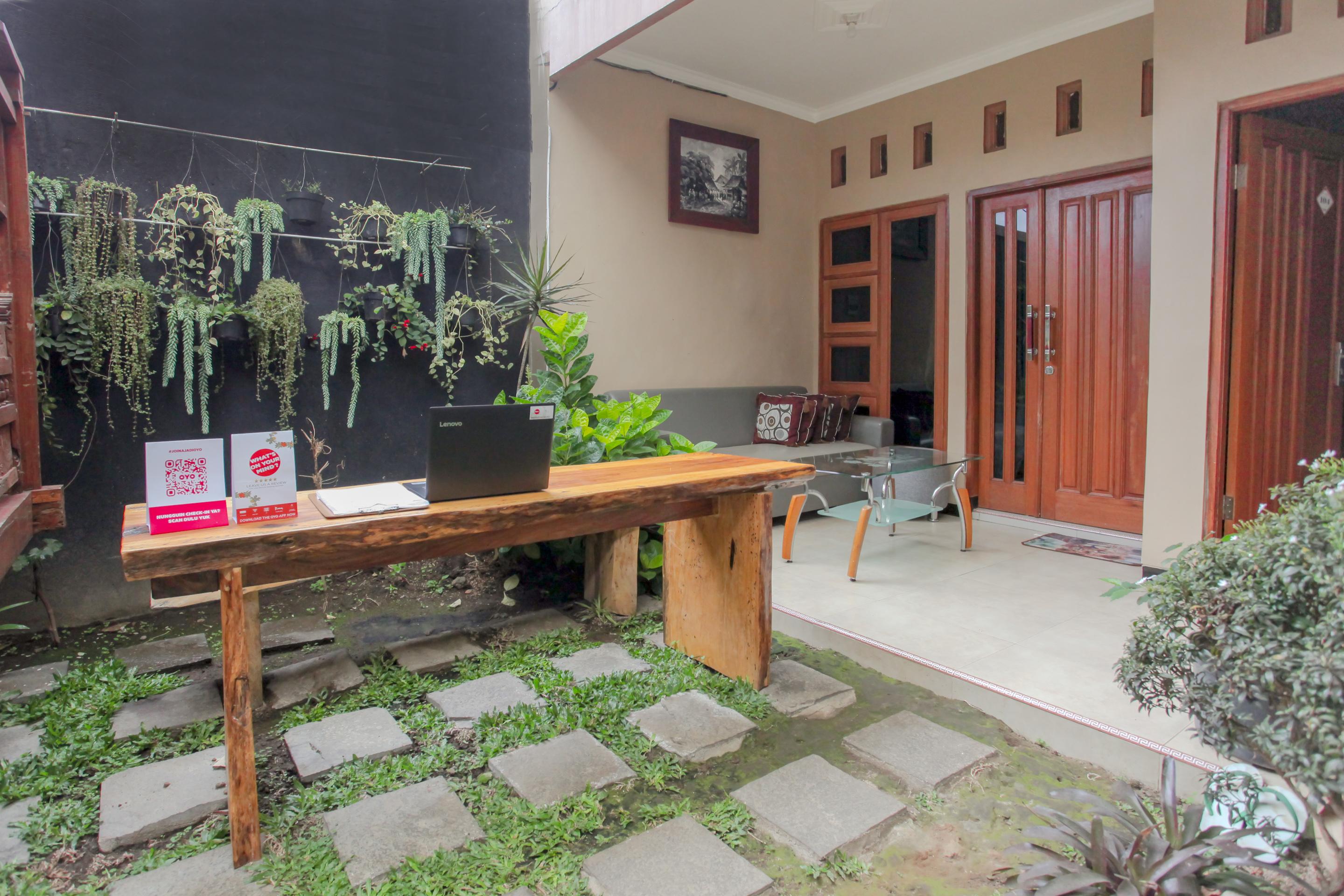 RedDoorz At Villa Akbar 3 Batu  Dış mekan fotoğraf