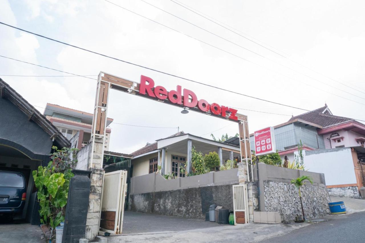 RedDoorz At Villa Akbar 3 Batu  Dış mekan fotoğraf
