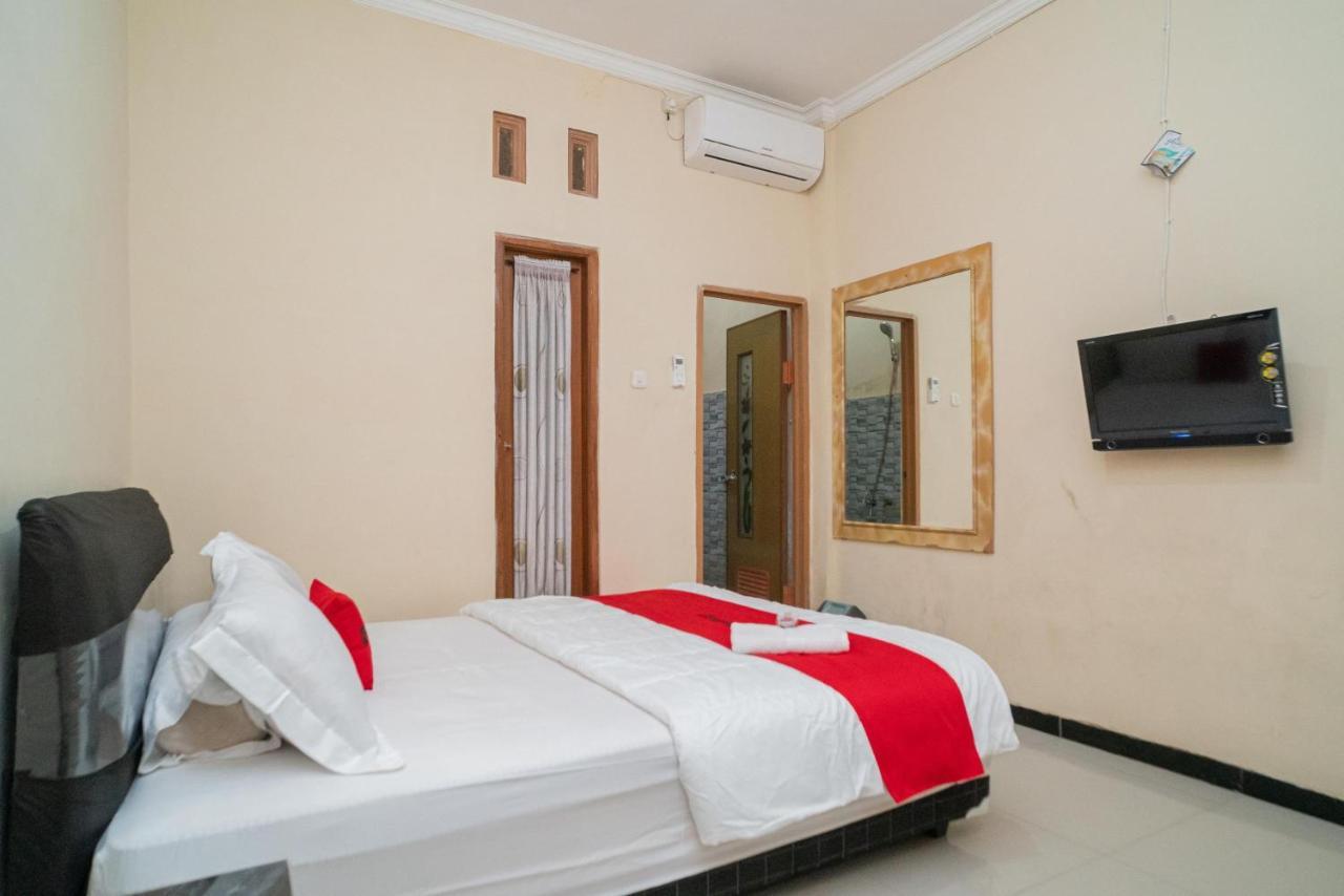 RedDoorz At Villa Akbar 3 Batu  Dış mekan fotoğraf