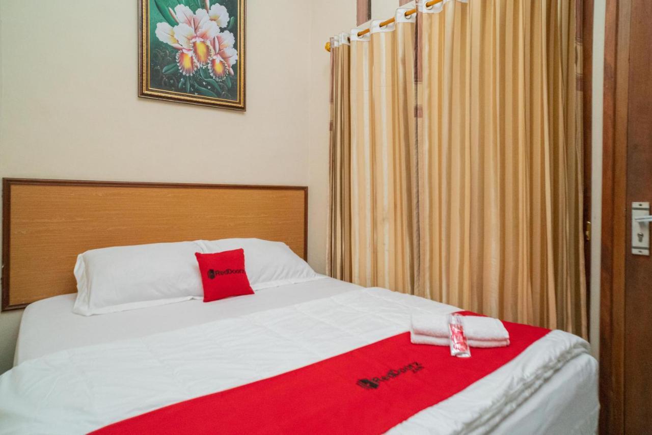 RedDoorz At Villa Akbar 3 Batu  Dış mekan fotoğraf