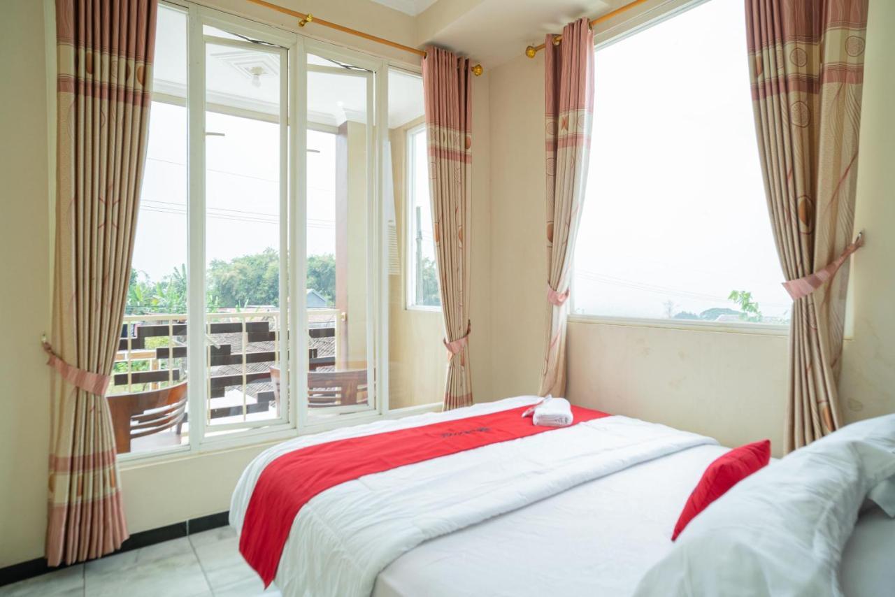 RedDoorz At Villa Akbar 3 Batu  Dış mekan fotoğraf