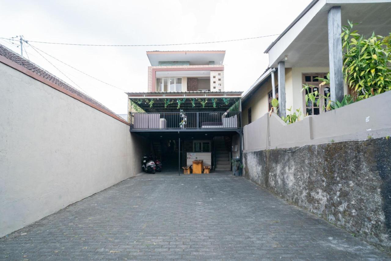 RedDoorz At Villa Akbar 3 Batu  Dış mekan fotoğraf