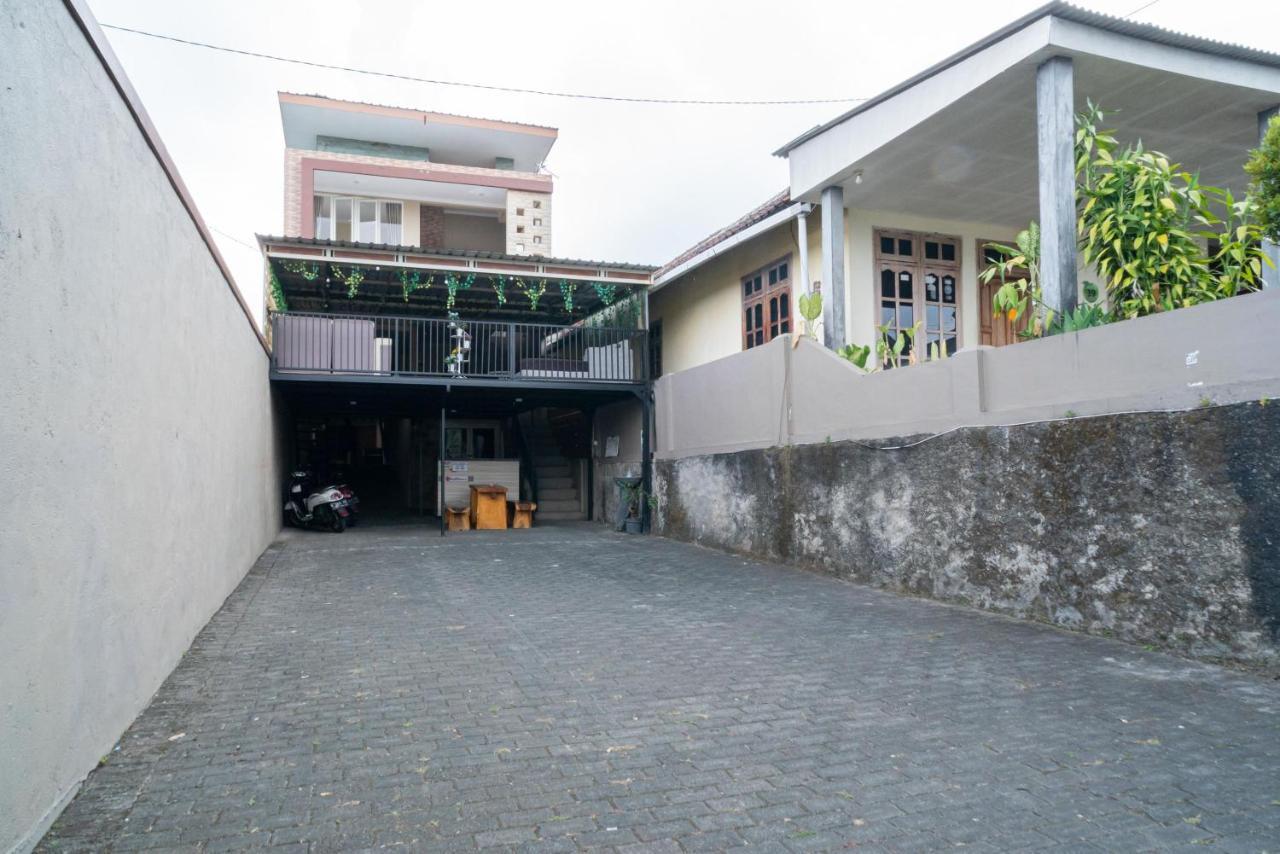 RedDoorz At Villa Akbar 3 Batu  Dış mekan fotoğraf