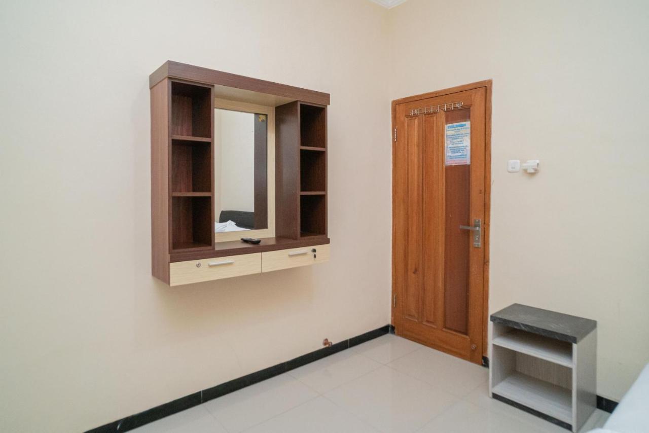 RedDoorz At Villa Akbar 3 Batu  Dış mekan fotoğraf