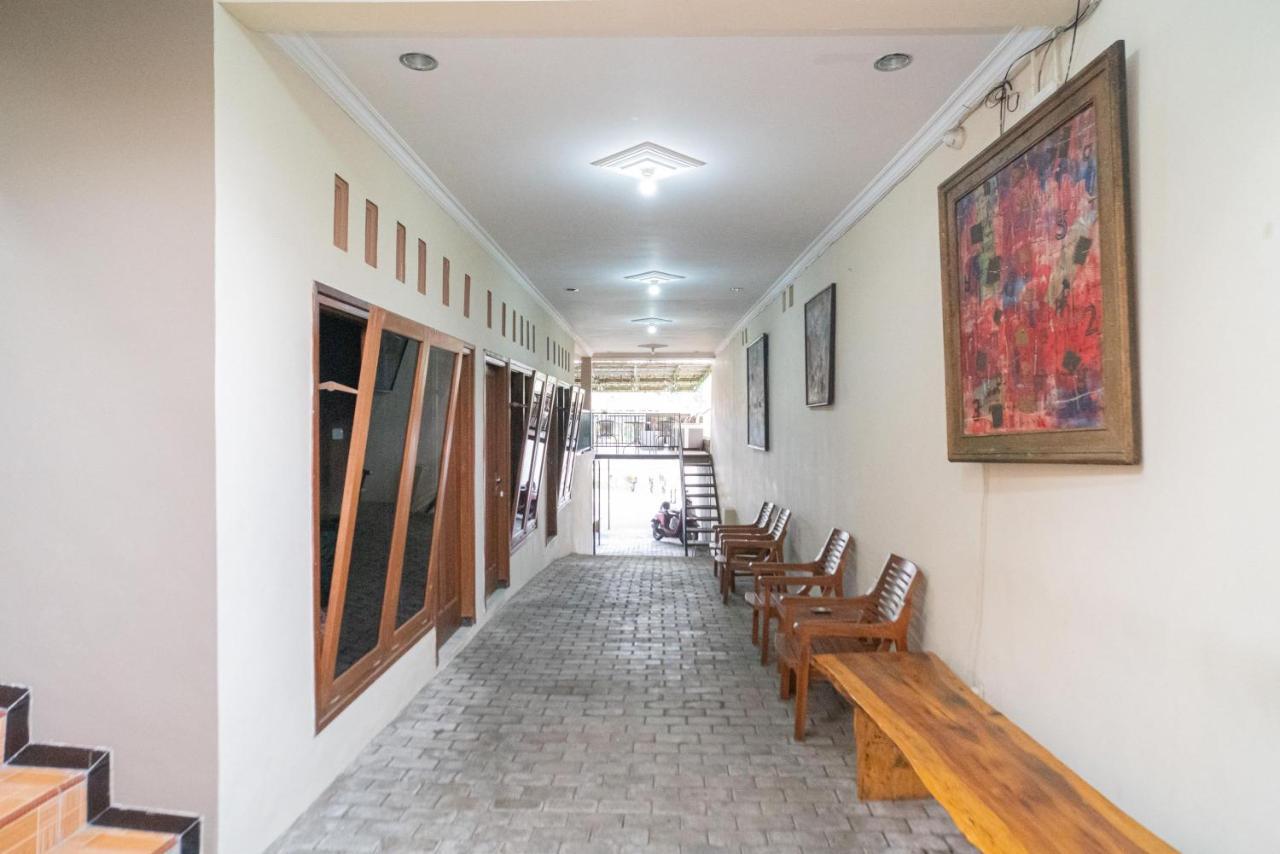 RedDoorz At Villa Akbar 3 Batu  Dış mekan fotoğraf