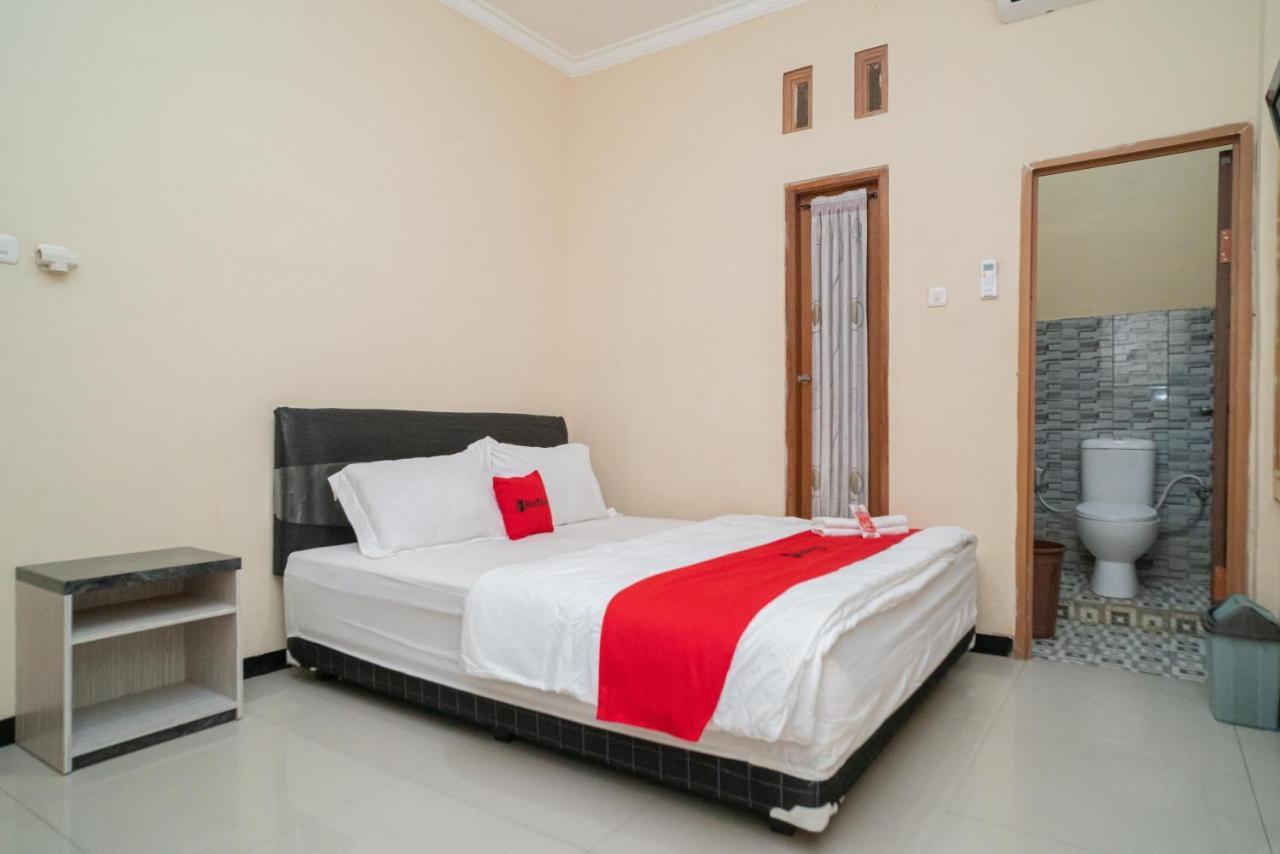 RedDoorz At Villa Akbar 3 Batu  Dış mekan fotoğraf