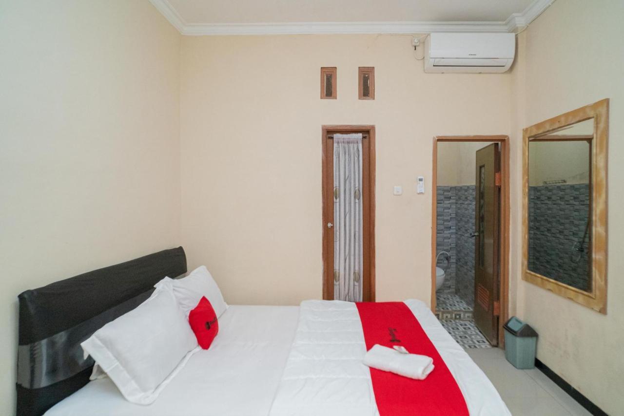 RedDoorz At Villa Akbar 3 Batu  Dış mekan fotoğraf