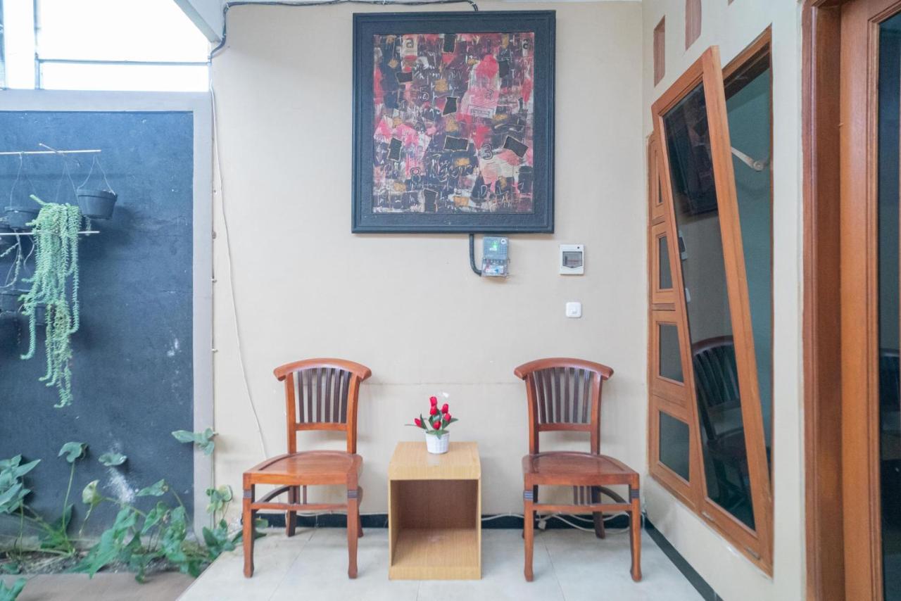 RedDoorz At Villa Akbar 3 Batu  Dış mekan fotoğraf