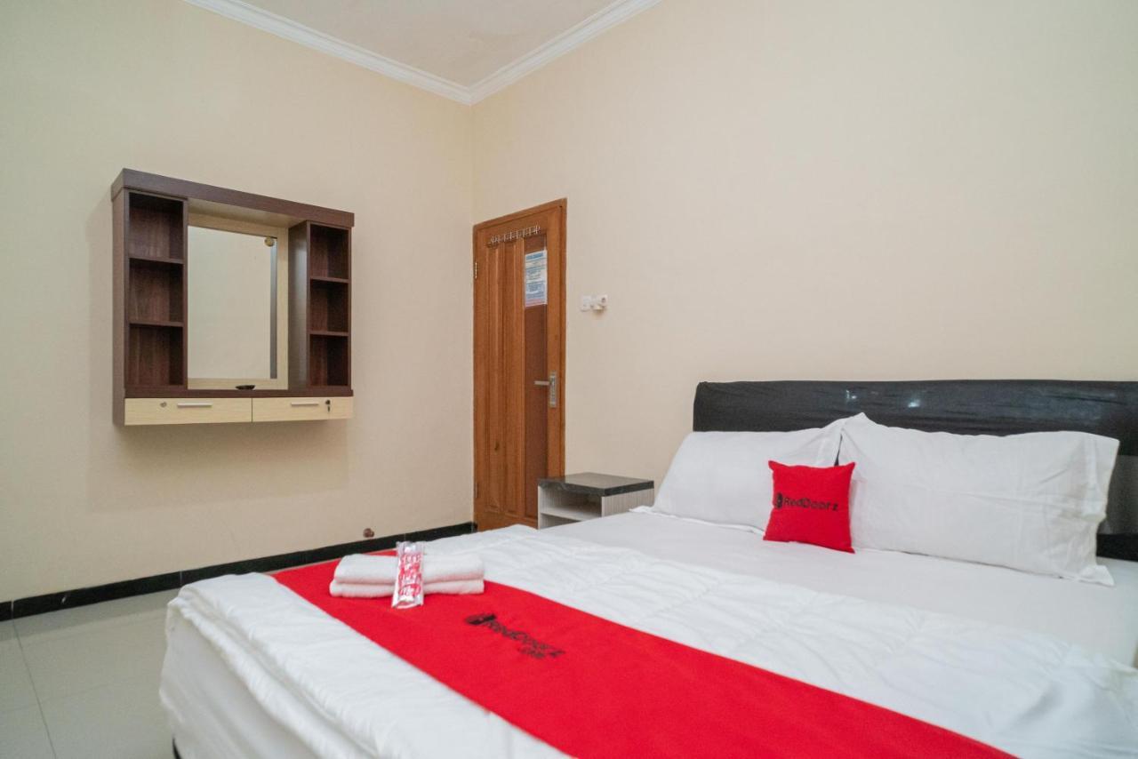 RedDoorz At Villa Akbar 3 Batu  Dış mekan fotoğraf