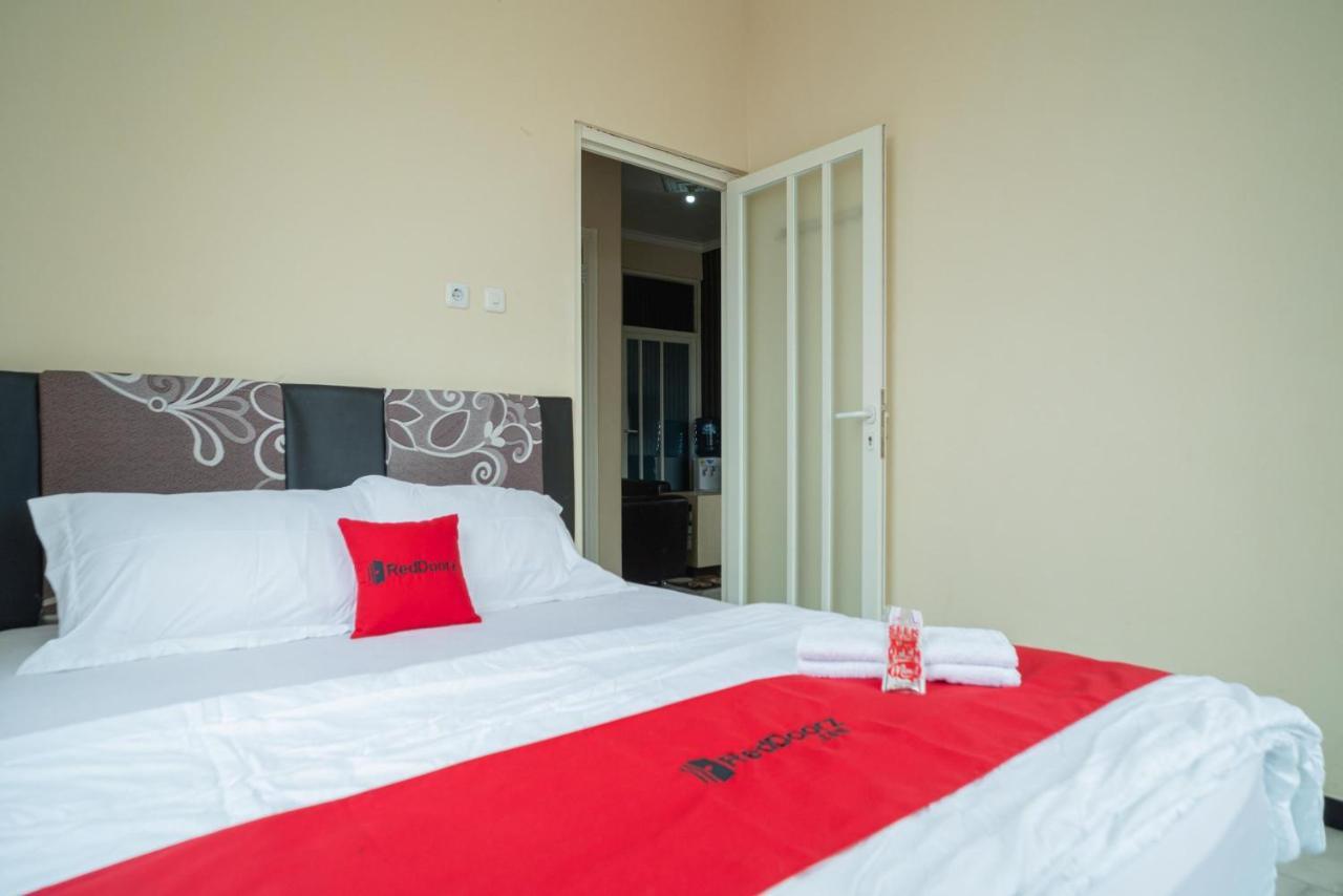 RedDoorz At Villa Akbar 3 Batu  Dış mekan fotoğraf