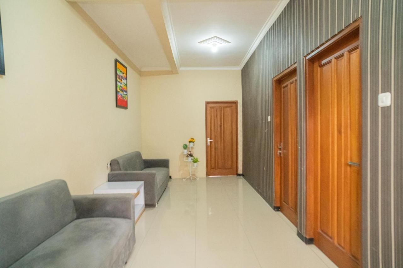 RedDoorz At Villa Akbar 3 Batu  Dış mekan fotoğraf